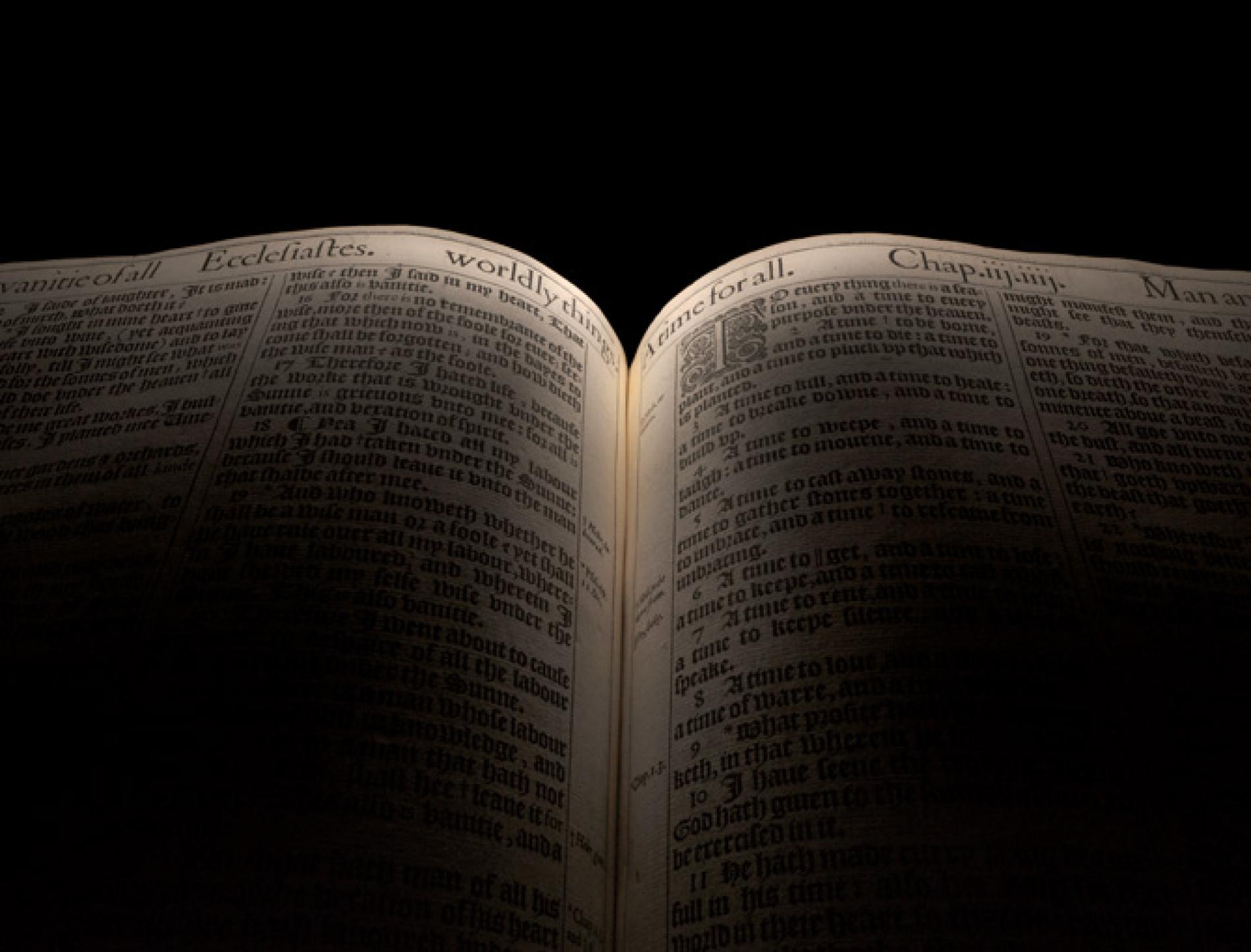 Книга увидела свет. Библия на черном фоне. Библия на сером фоне. Стих из Библии на черном фоне. King James Bible.
